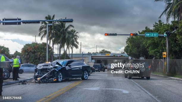 car crash - acidente de carro imagens e fotografias de stock