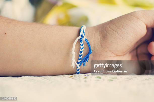 friendship bracelet - friendship-bracelet fotografías e imágenes de stock