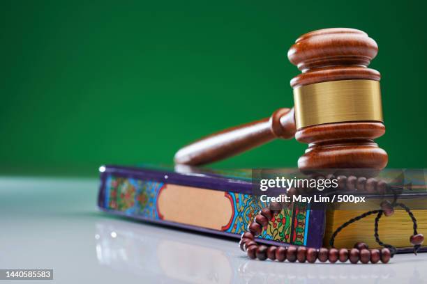 holy book koran with prayer beads and gavel hammer - sharia fotografías e imágenes de stock