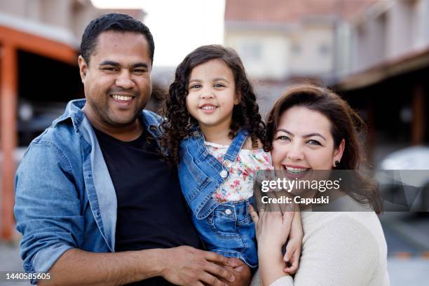 glückliches multirassisches familienporträt - brazilian family stock-fotos und bilder
