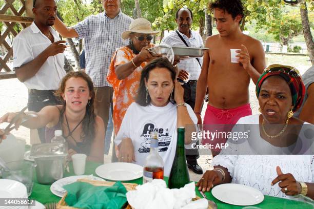 Ségolène Royal , defeated French Socialist presidential candidate and president of Poitou-Charentes region, have lunch 09 August 2007 on the beach in...