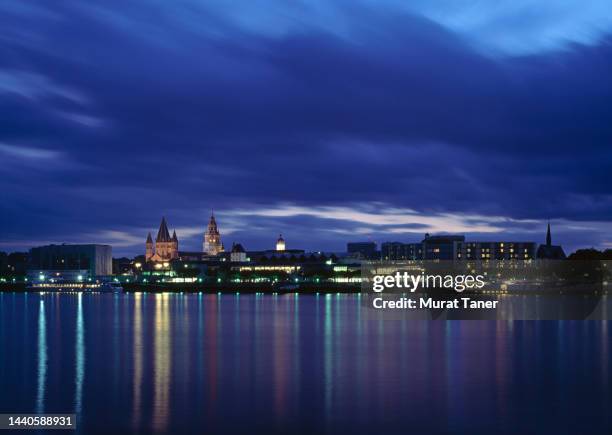 skyline of mainz at dusk - mainz skyline stock-fotos und bilder