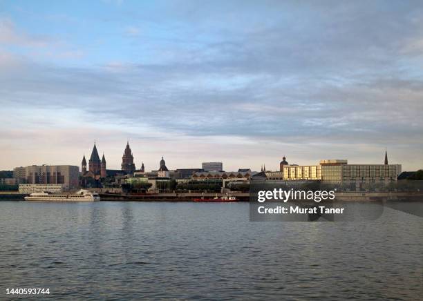 skyline of mainz in germany - old town stock-fotos und bilder