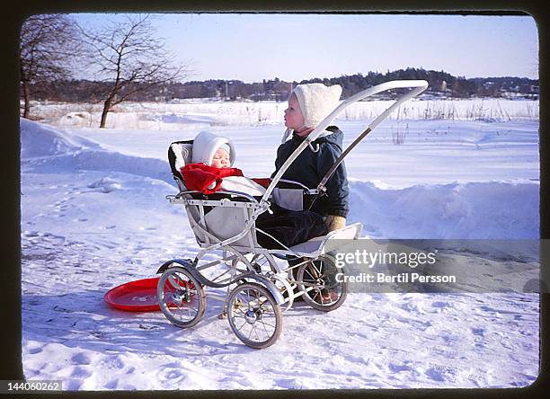 young girls in snow landscape - 1960s baby stockfoto's en -beelden