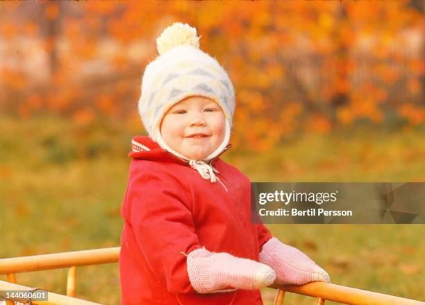 girl in wholly hat - 1960s baby stockfoto's en -beelden