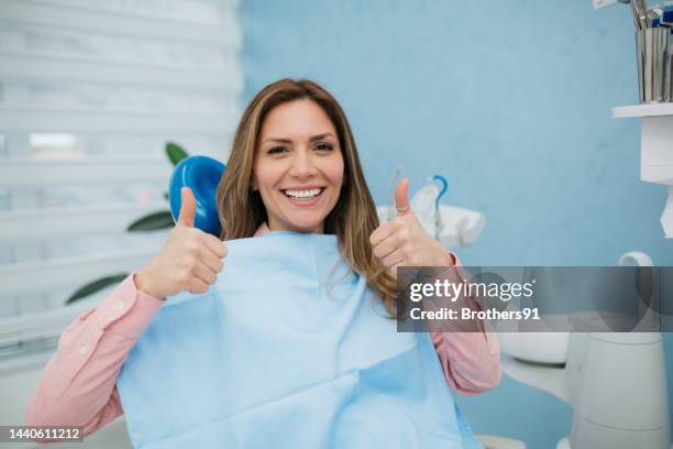 donna felice che visita uno studio dentistico - sbiancamento dentale foto e immagini stock