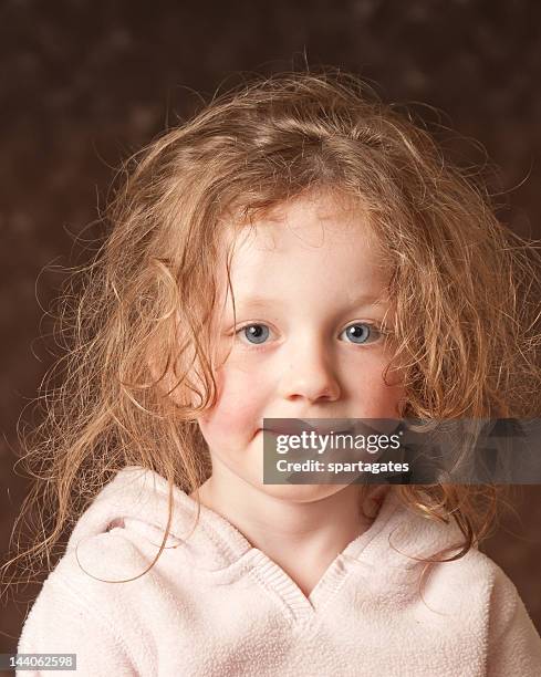 portrait of girl with mess hair - fundo castanho imagens e fotografias de stock