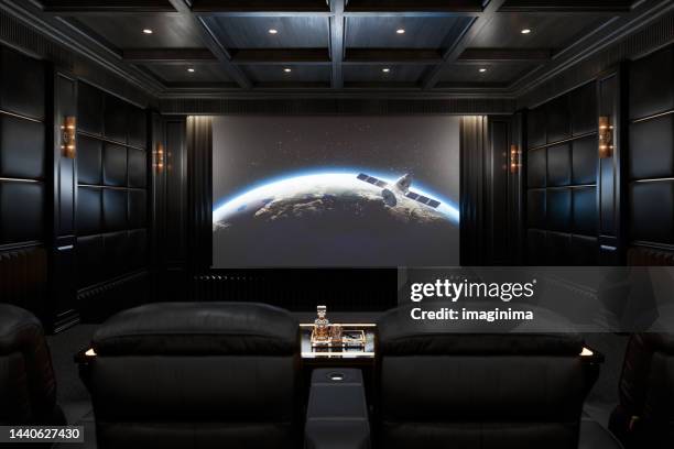 private luxury home cinema room - projectieapparatuur stockfoto's en -beelden