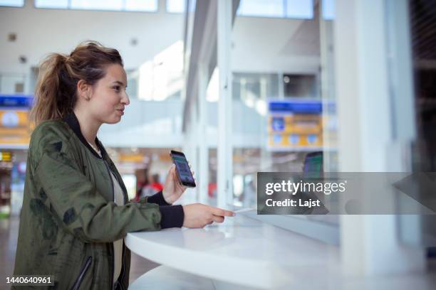 novo normal - conceito. a mulher mostra um certificado verde na estação. - passaporte de vacinação - fotografias e filmes do acervo