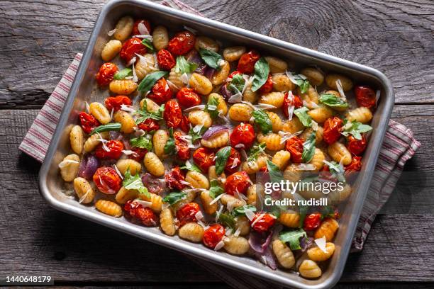 sheet pan gnocchi - gnocchi stockfoto's en -beelden
