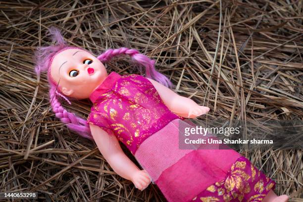 doll fallen - stupro foto e immagini stock