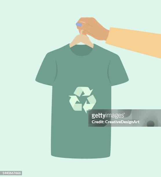 nachhaltiges modekonzept mit recyceltem t-shirt - recyclingmaterial stock-grafiken, -clipart, -cartoons und -symbole