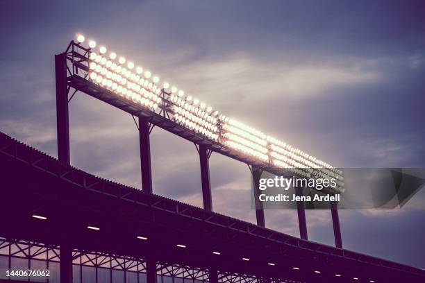 stadium lights at night, bright lights, electricity illuminating sky - floodlight stockfoto's en -beelden