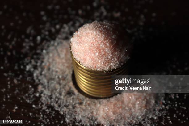 close-up of pink salt/himalayan salt in a brass bowl/still life - sale rosa foto e immagini stock