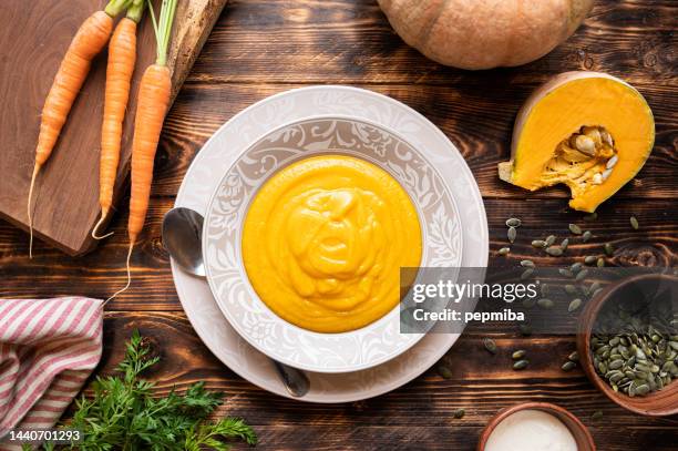 pumpkin and carrot soup - pureed stockfoto's en -beelden