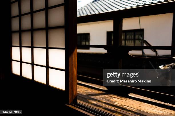 japanese window - wabi sabi fotografías e imágenes de stock