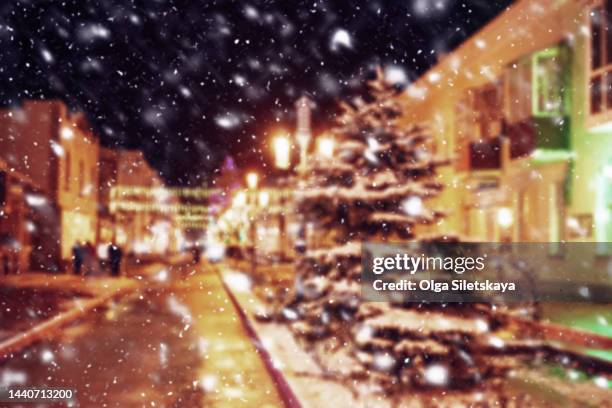 defocused city snow covered street - neige fraîche photos et images de collection