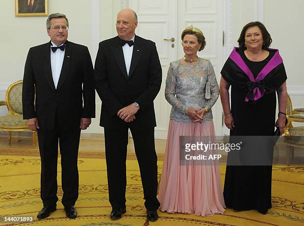 Polish President Bronislaw Komorowski, Norway's King Harald V, Queen Sonja and Poland's First Lady Anna Komorowska wait for guests prior to an...