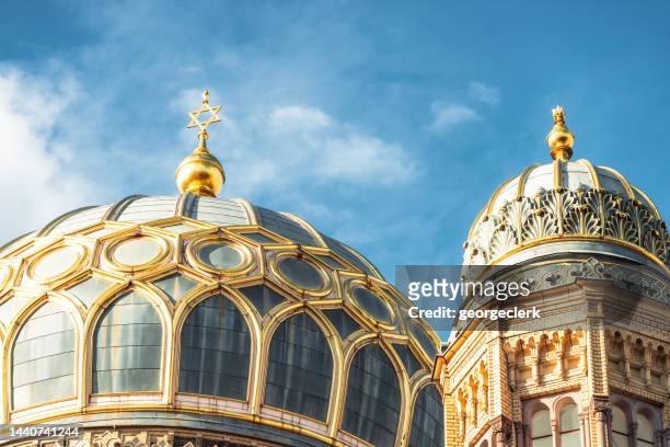 domes of the new synagogue in berlin - judeu imagens e fotografias de stock