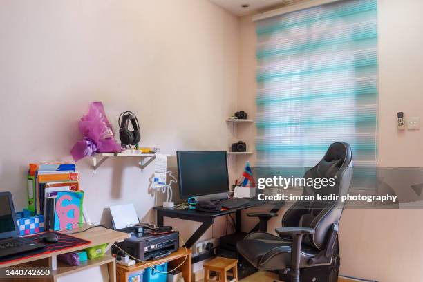 389 Cluttered Computer Screen Stock Photos, High-Res Pictures, and ...