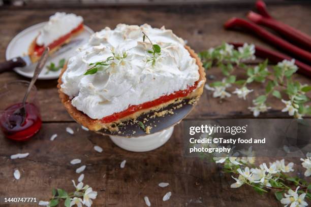 rhubarb curd and meringue tart - rabarber stockfoto's en -beelden