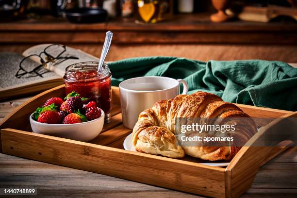 colazione con tazza di caffè, croissant, marmellata e frutta su tavolo di legno in una cucina rustica. - vassoio da portata foto e immagini stock