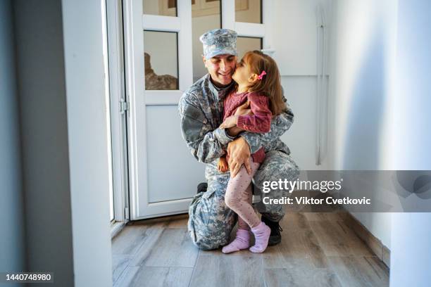 the solider finally returned home and reuniting with his little daughter - military home stock pictures, royalty-free photos & images