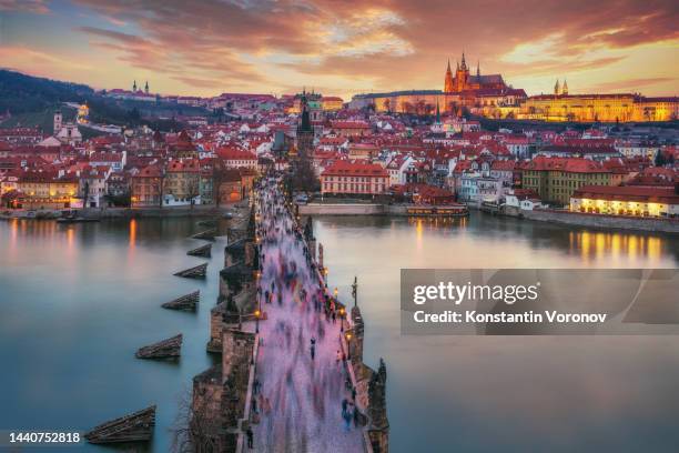 charles bridge, castle district, royal palace and st. vitus cathedral, prague, bohemia, czech republic. picturesque sunset lighting. - río vltava fotografías e imágenes de stock