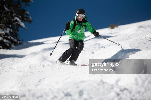 experta esquiadora madura en una pendiente empinada y llena de baches. - mogul skiing fotografías e imágenes de stock