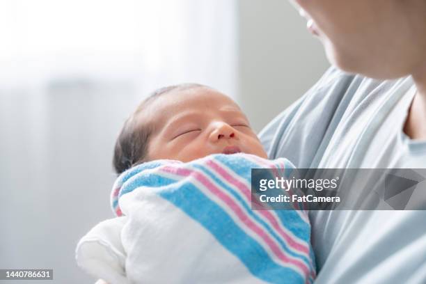 母親の腕の中で生まれたばかり - newborn ストックフォトと画像