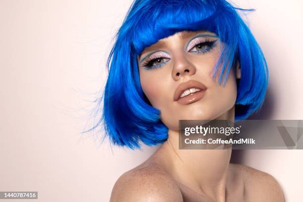 linda mulher com cabelo curto azul - wig - fotografias e filmes do acervo