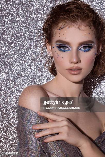 beautiful woman with bright make-up - bright makeup imagens e fotografias de stock