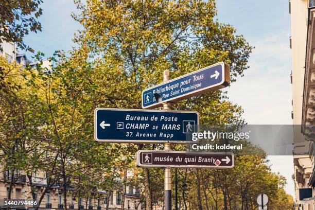 street directional signs in paris - indication de direction photos et images de collection