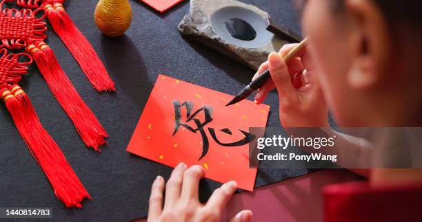 scrivere il distico del festival di primavera - chinese new year foto e immagini stock