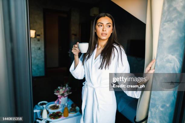 woman drinking coffee in the morning in a hotel room - serviços de limpeza imagens e fotografias de stock