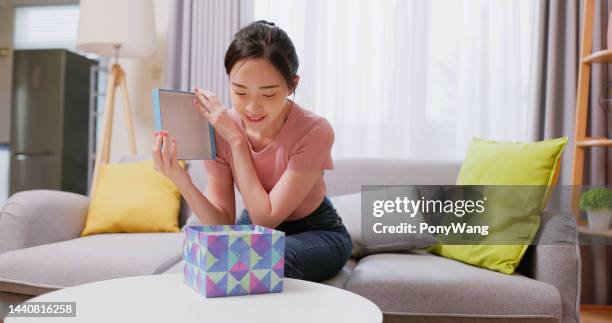 asian woman has gift surprise - langzaam stockfoto's en -beelden