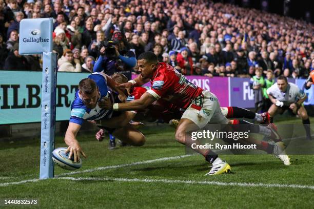 Will Butt of Bath Rugby scores their side's second try whilst under pressure from Charlie Atkinson and Anthony Watson of Leicester Tigers during the...