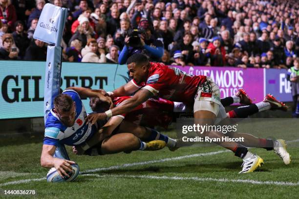 Will Butt of Bath Rugby scores their side's second try whilst under pressure from Charlie Atkinson and Anthony Watson of Leicester Tigers during the...