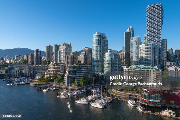 sailboats and modern architecture in vancouver, canada - vancouver canada stockfoto's en -beelden