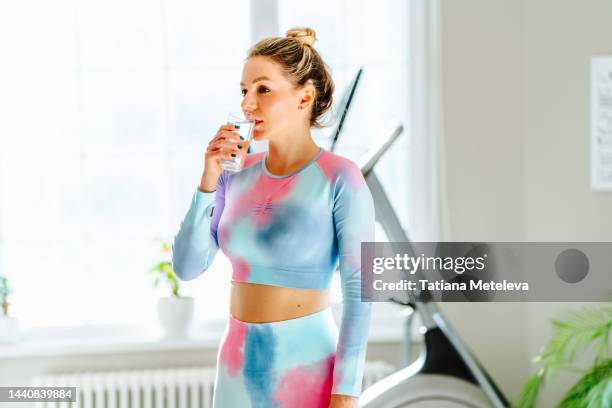 water is energy for metabolism. athlete woman drinking water during sport exercises in the morning - metabolism 個照片及圖片檔