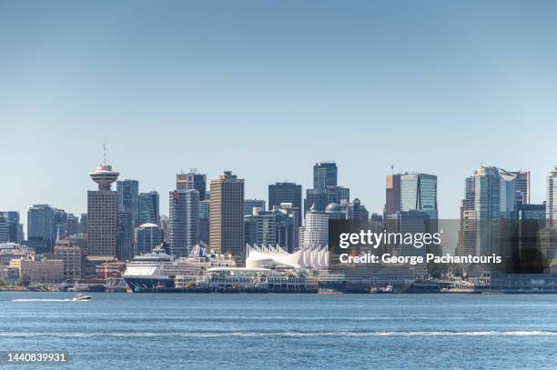 cruise ships and the skyline in vancouver, canada - downtown vancouver stock pictures, royalty-free photos & images