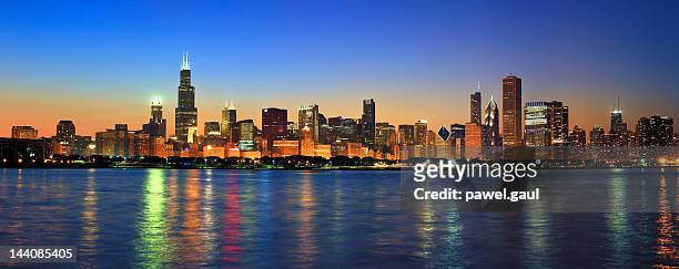 chicago skyline by night - chicago bildbanksfoton och bilder