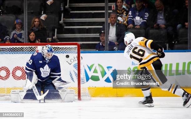 Jason Zucker of the Pittsburgh Penguins scores huis 300th NHL point at 1:08 of the second period against the Toronto Maple Leafs at the Scotiabank...