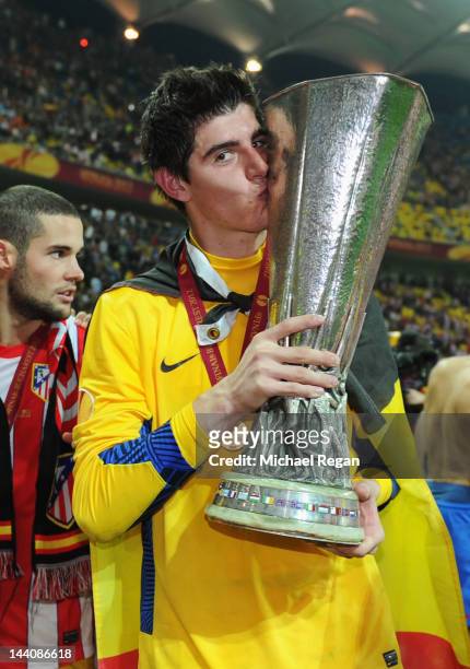 Thibaut Courtois of Atletico Madrid kisses the trophy at the end of the UEFA Europa League Final between Atletico Madrid and Athletic Bilbao at the...