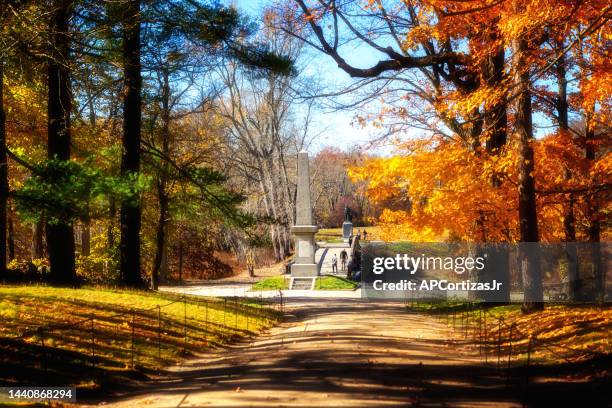 parc historique national autumn in minute man - north bridge - concord massachusetts - concord massachusetts photos et images de collection