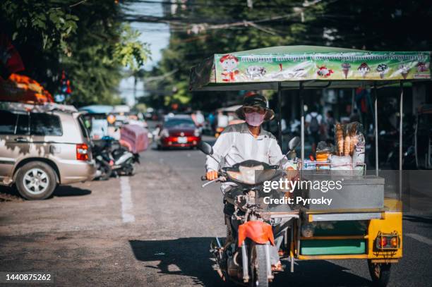 カンボジア・プノンペンのモバイル市場ベンダー - cambodia ストックフォトと画像