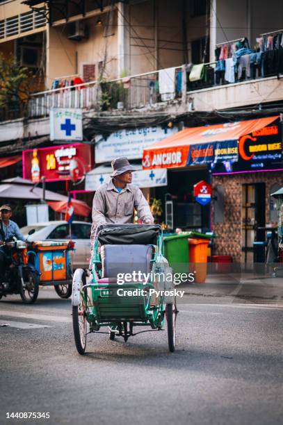 street scene near the central market in phnom penh, cambodia - phnom penh stock pictures, royalty-free photos & images