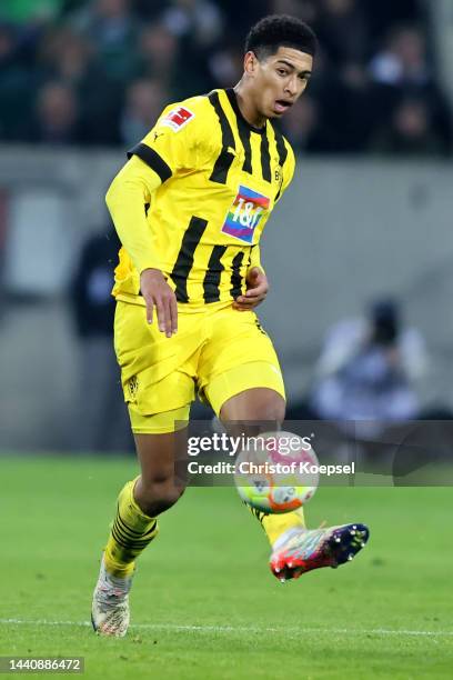 Jude Bellingham of Dortmund runs with the ball during the Bundesliga match between Borussia Mönchengladbach and Borussia Dortmund at Borussia-Park on...