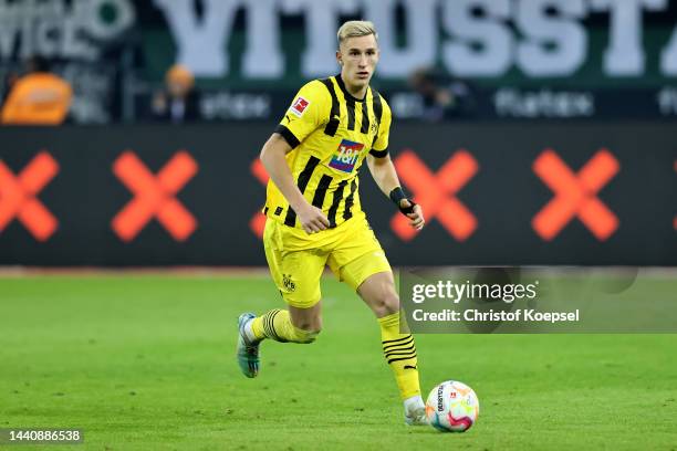 Nico Schlotterbeck of Dortmund runs with the ball during the Bundesliga match between Borussia Mönchengladbach and Borussia Dortmund at Borussia-Park...