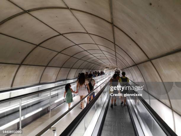 bande transporteuse dans le métro de bilbao, espagne - bilbao photos et images de collection